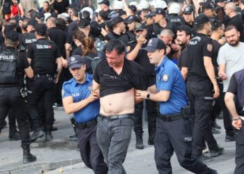 تركيا توسع حملة الاعتقالات.. توقيف رئيس بلدية معارض وعشرات المسؤولين بتهم فساد