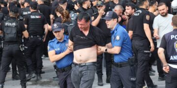 تركيا توسع حملة الاعتقالات.. توقيف رئيس بلدية معارض وعشرات المسؤولين بتهم فساد