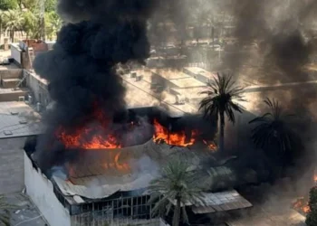 فرق الدفاع المدني تستنفر لإخماد حريق كبير داخل نادي الحقوقيين في المنصور