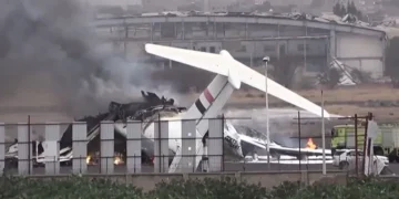 مطار صنعاء تحت القصف.. والحوثيون يلوحون برد عسكري