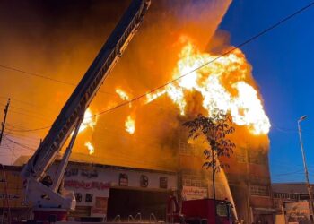السيطرة على حريق شارع الظلال في بغداد بعد 11 ساعة.. وإصابة 6 أشخاص بينهم منتسبو دفاع مدني
