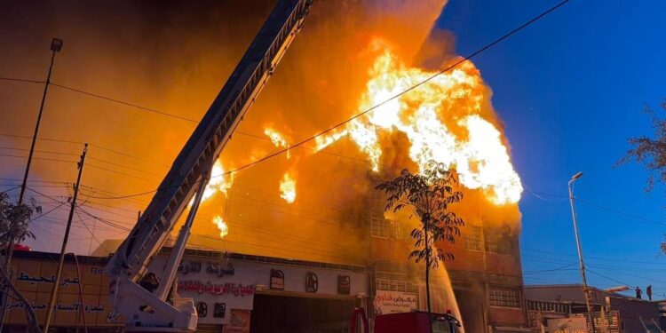 السيطرة على حريق شارع الظلال في بغداد بعد 11 ساعة.. وإصابة 6 أشخاص بينهم منتسبو دفاع مدني