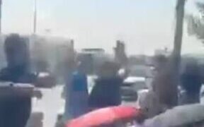اعتصام مفتوح وإغلاق بوابات “الزقورة”.. خريجون يطالبون بإطلاق العقود الوزارية في القطاع النفطي
