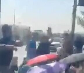 اعتصام مفتوح وإغلاق بوابات “الزقورة”.. خريجون يطالبون بإطلاق العقود الوزارية في القطاع النفطي