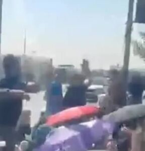 اعتصام مفتوح وإغلاق بوابات “الزقورة”.. خريجون يطالبون بإطلاق العقود الوزارية في القطاع النفطي