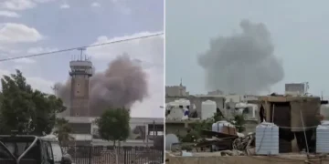 الحكومة اليمنية تتبنى استهداف مدرج مطار صنعاء.. والحوثيون يتهمون السعودية بتنفيذ الغارات