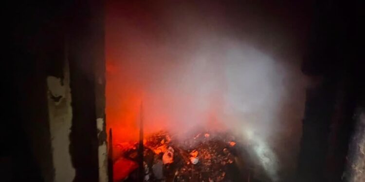 الدفاع المدني ينقذ عائلة من الاختناق ويخمد حريق منزل في الرميثة