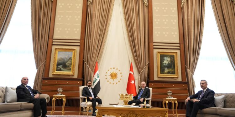العراق وتركيا يفتحان مساراً اقتصادياً جديداً.. الزيدي يبحث مع رجال الأعمال الأتراك توسيع الاستثمار والتجارة