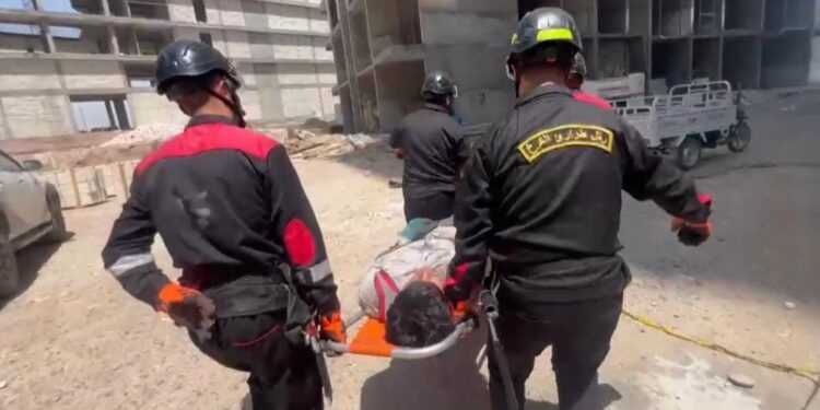 انهيار سقالة داخل مشروع سكني في بغداد.. الدفاع المدني ينقذ ثلاثة عمال دون تسجيل وفيات