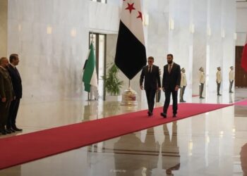 الجولاني يستقبل ماكرون في دمشق رغم الانفجارات قرب القصر الرئاسي