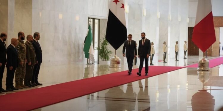 الجولاني يستقبل ماكرون في دمشق رغم الانفجارات قرب القصر الرئاسي