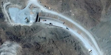 استخبارات إسرائيل: إيران أخفت آلاف أجهزة الطرد المركزي داخل أنفاق “جبل الفأس” المحصنة