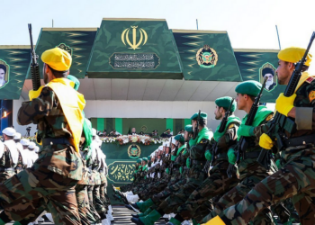 الحرس الثوري يعلن استهداف مواقع أميركية في البحرين والأردن.. وواشنطن تواصل ضرباتها داخل إيران