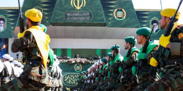 الحرس الثوري يعلن استهداف مواقع أميركية في البحرين والأردن.. وواشنطن تواصل ضرباتها داخل إيران