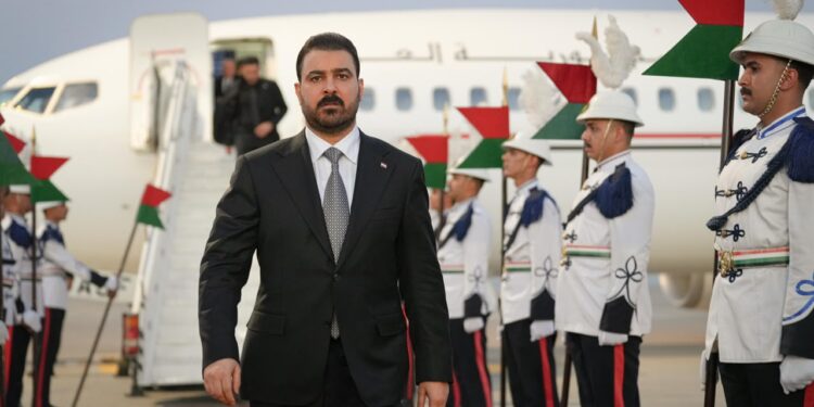 استعدادات رسمية في النجف.. الزيدي يشارك باستقبال جثمان خامنئي