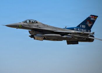 واشنطن تعلن رفع الجاهزية العسكرية.. إقلاع مقاتلات F-16 من قاعدة شرق أوسطية