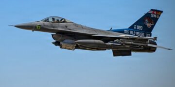 واشنطن تعلن رفع الجاهزية العسكرية.. إقلاع مقاتلات F-16 من قاعدة شرق أوسطية