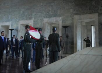 الزيدي يصل أنقرة ويبدأ زيارته الرسمية بوضع إكليل من الزهور على ضريح أتاتورك