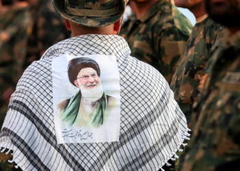 تقديرات أولية: نحو 3.8 ملايين مشارك في مراسم تشييع خامنئي بالنجف