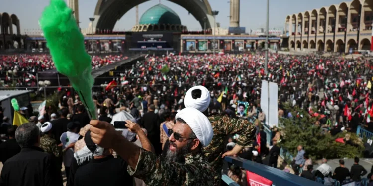 جنازة خامنئي تنطلق بحشود مليونية وشعارات الانتقام.. وإيران تستعد لمراسم تمتد أسبوعاً