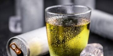 مشروبات الطاقة تحت المجهر.. الحد الآمن للكافيين والفئات التي يجب أن تتجنبها