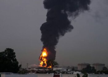 الكويت تعلن اعتراض صواريخ باليستية ومسيّرات إيرانية.. وأضرار في منشآت النفط والكهرباء والمياه
