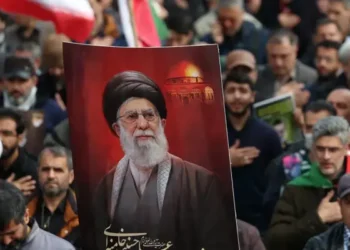إيران تودّع خامنئي بحضور جماهيري واسع.. والغموض يحيط بغياب نجله مجتبى