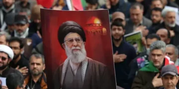 إيران تودّع خامنئي بحضور جماهيري واسع.. والغموض يحيط بغياب نجله مجتبى