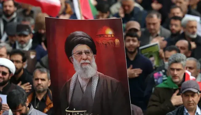 إيران تودّع خامنئي بحضور جماهيري واسع.. والغموض يحيط بغياب نجله مجتبى