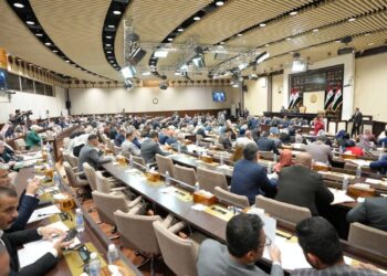 البرلمان يباشر الاستجواب الغيابي لرئيس هيئة الاستثمار ويستكمل عضويته بأداء ستة نواب اليمين الدستورية