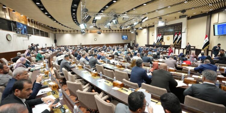 البرلمان يباشر الاستجواب الغيابي لرئيس هيئة الاستثمار ويستكمل عضويته بأداء ستة نواب اليمين الدستورية