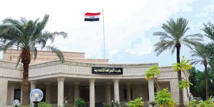 تسلموا مبلغ سلفة لـ”مشروع وهمي”.. النزاهة تضبط رئيس وأعضاء لجنتين بإحدى دوائر البلدية في الأنبار