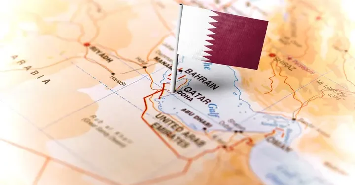 قطر في طهران لإنقاذ الهدنة.. هل تبدأ التسوية من مضيق هرمز؟