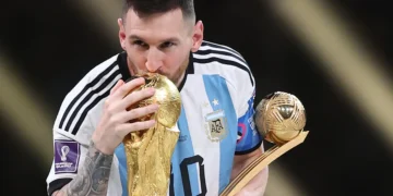 رسميا.. ميسي يعلن اعتزاله اللعب الدولي ويتذكر والده