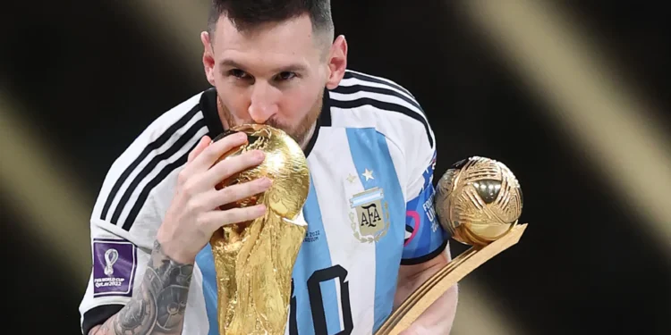 رسميا.. ميسي يعلن اعتزاله اللعب الدولي ويتذكر والده