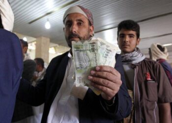 تقرير حوثي عن خسائر الحرب يثير الجدل.. هل يسعى لإعادة صياغة مسؤولية الانهيار الاقتصادي في اليمن؟