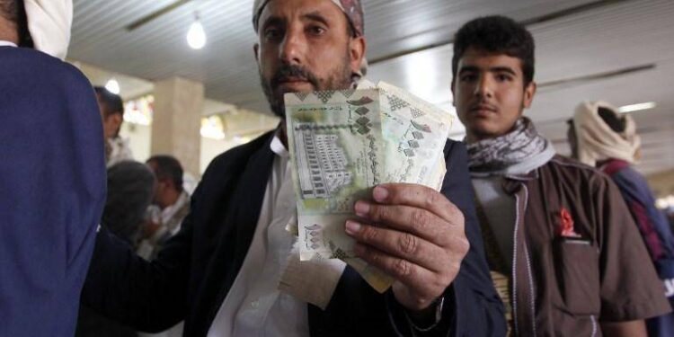 تقرير حوثي عن خسائر الحرب يثير الجدل.. هل يسعى لإعادة صياغة مسؤولية الانهيار الاقتصادي في اليمن؟