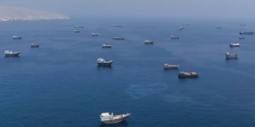بعد الهجوم الأمريكي على لارك.. الحرس الثوري يتوعد بالرد وإيران تلوح بـ”صفر مرور” من هرمز