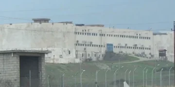 وسط إجراءات مشددة.. رتل أمني ينقل سجناء من بغداد إلى سجن سوسة عبر كركوك