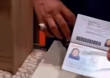 الداخلية تحقق مع منتسب في منفذ زرباطية بعد السماح لمسافرة بختم تأشيرتها بنفسها
