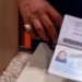 الداخلية تحقق مع منتسب في منفذ زرباطية بعد السماح لمسافرة بختم تأشيرتها بنفسها