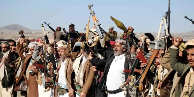 الحوثيون أمام أزمة بشرية في الجبهات.. السجناء يتحولون إلى وقود للمعارك