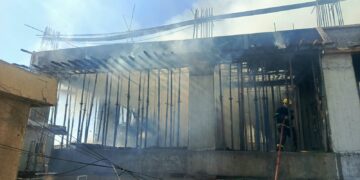 حريق في الكرادة وفرق الدفاع المدني تكافح لإخماده