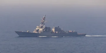 واشنطن تصعّد حصارها على إيران.. صاروخان من «هيلفاير» يوقفان سفينة متجهة إلى ميناء إيراني