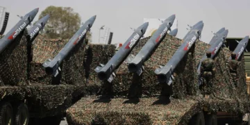 الحوثيون يصعّدون على الساحل الغربي.. صواريخ باليستية تضرب المخا بعد استهداف سفينة قرب باب المندب