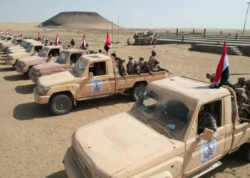 الحوثيون يصعّدون هجماتهم.. والجيش اليمني يتوعد برد عسكري بعد استهداف معسكراته في مأرب وحضرموت