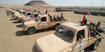 الحوثيون يصعّدون هجماتهم.. والجيش اليمني يتوعد برد عسكري بعد استهداف معسكراته في مأرب وحضرموت