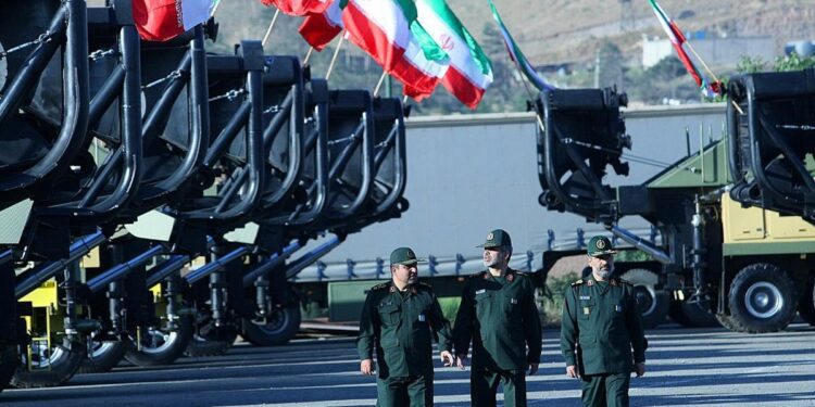 إيران تعلن تحول عقيدتها العسكرية من الدفاع إلى الهجوم.. الحرس الثوري يلوّح بعمليات خارج الحدود