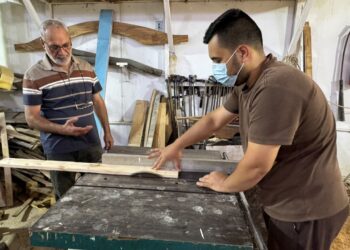 من خلف القضبان إلى سوق العمل.. سجن الحلة يؤهل 40 نزيلاً في مهنة النجارة