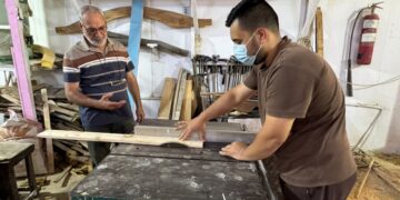 من خلف القضبان إلى سوق العمل.. سجن الحلة يؤهل 40 نزيلاً في مهنة النجارة